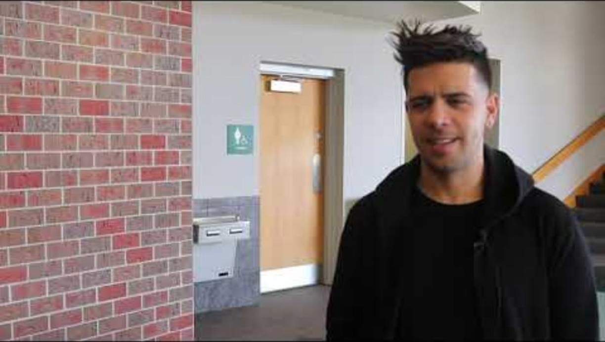 Edgar René en el pasillo de una escuela de Estados Unidos antes de un concierto