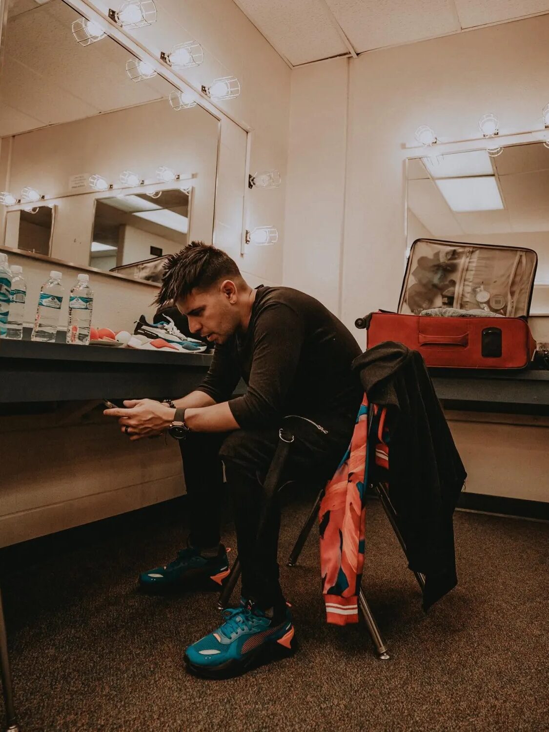 Edgar René en el camerino antes de un concierto, momento entre bastidores