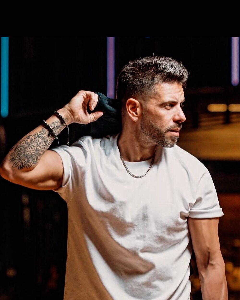 Edgar René con camiseta blanca, retrato en penumbra